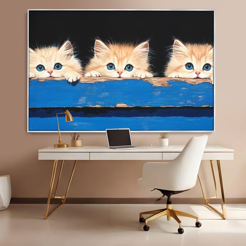 Tablou canvas cu ilustratie digitala cu trei pisicute, in rama de aluminiu argintiu, pe perete intr-un birou